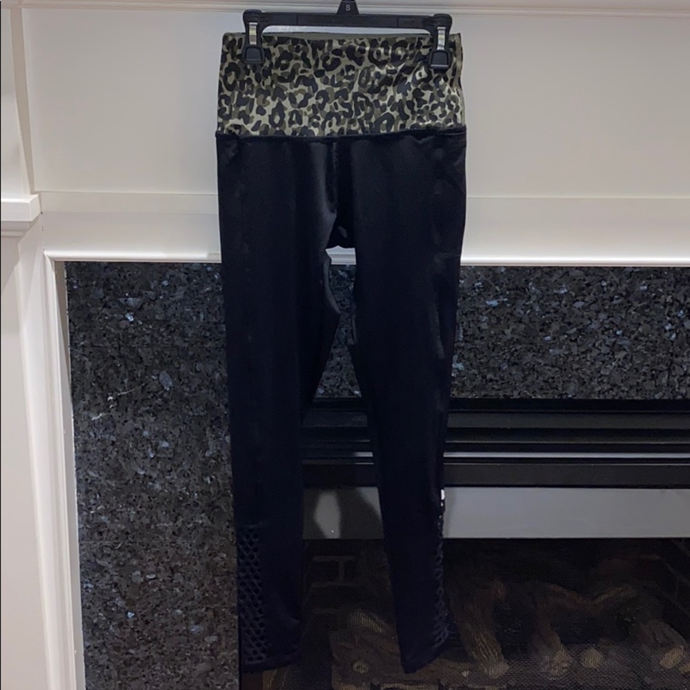 Pink VS leggings **has pockets**